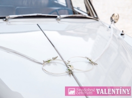 ratanov&aacute; ozdoba na auto biela